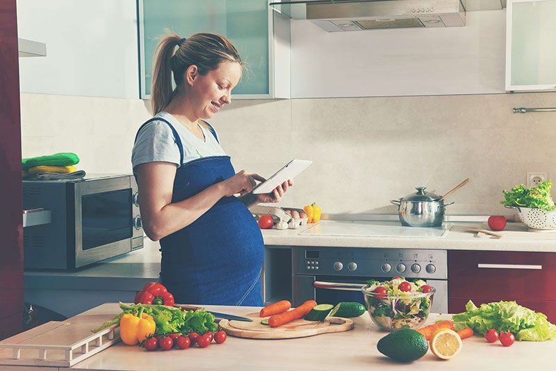 تغذیه مناسب مادر در رژیم غذایی دوران بارداری